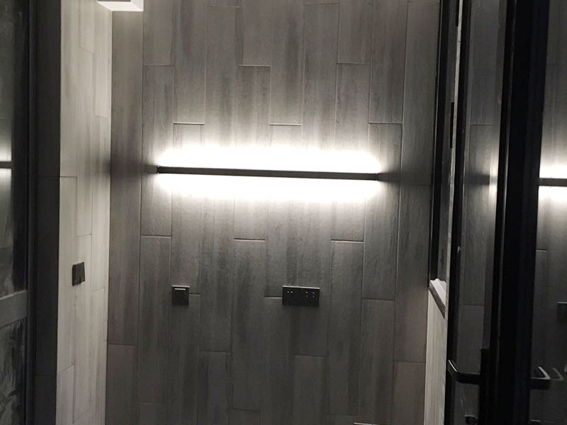 全屋燈具安裝布線：安裝軌道，如果頂部直接為木板或有鐵龍骨可以du直接打釘打眼的，就直接可以把軌道安裝上。定位打好孔后，裝上軌道固定螺絲。 拆開已經固定好的軌道頂端的電源保護蓋，用工具接上電源線，注意安全使用工具。將軌道燈底座的卡頭擰平，對準軌道內凹槽，將軌道燈底座塞入滑道內，稍微用點力，嚴絲合縫后，擰下卡頭旋轉的把手，一定要擰到位固定好后，左右滑動一下，看是否固定好。 安裝完畢，打開，根據投射目標的位置，調整軌道射燈水平及垂直的角度，保證軌道射燈能充分有效地投射被照物。