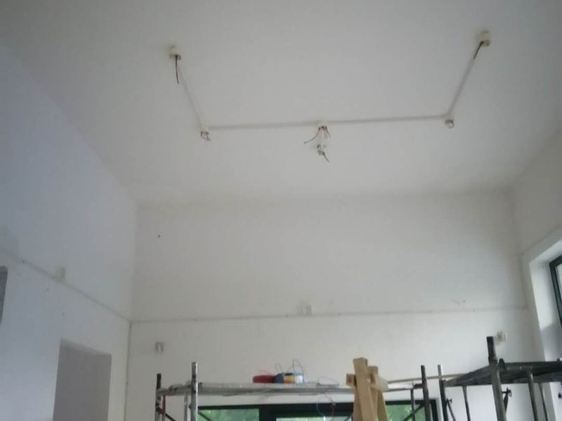 全屋燈具安裝布線：安裝軌道，如果頂部直接為木板或有鐵龍骨可以du直接打釘打眼的，就直接可以把軌道安裝上。定位打好孔后，裝上軌道固定螺絲。 拆開已經固定好的軌道頂端的電源保護蓋，用工具接上電源線，注意安全使用工具。將軌道燈底座的卡頭擰平，對準軌道內凹槽，將軌道燈底座塞入滑道內，稍微用點力，嚴絲合縫后，擰下卡頭旋轉的把手，一定要擰到位固定好后，左右滑動一下，看是否固定好。 安裝完畢，打開，根據投射目標的位置，調整軌道射燈水平及垂直的角度，保證軌道射燈能充分有效地投射被照物。