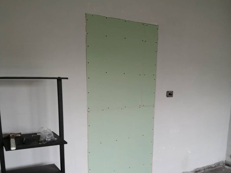 墻面封門洞維修：用青磚或紅磚進行壘墻，外面在抹灰找平批膩子處理 用木龍骨打框架，石膏板飾面，外面批膩子找平刷漆等進行處理