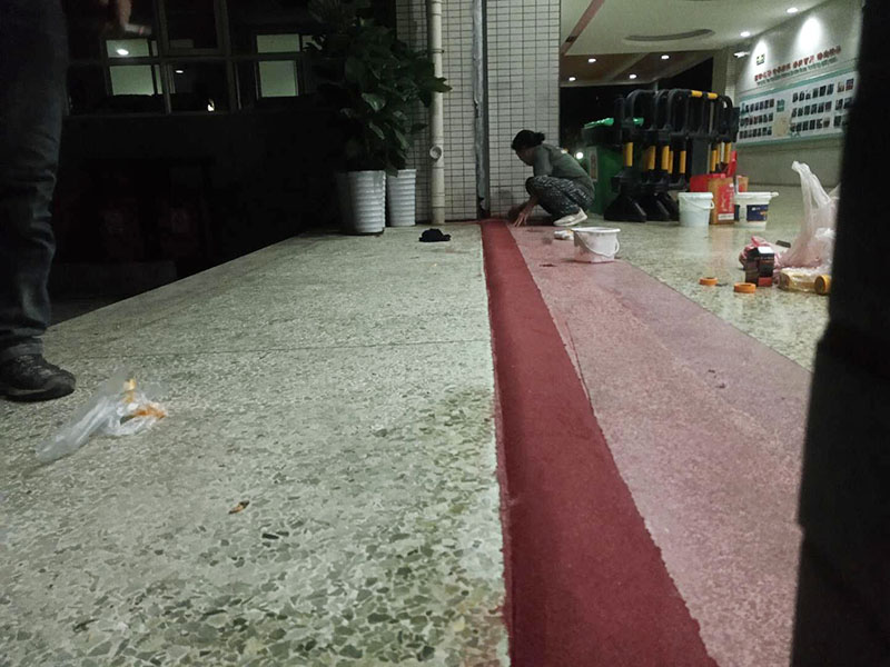 局部門檻修復：1.用高壓水槍將天然大理石裂紋處的碎石屑、雜質沖洗干凈; 2.將基層漿料注射入天然大理石裂紋處,然后刮除多余基層漿料至基層漿料表面低于天然大理石表面1-2mm; 打磨、拋光步驟3)中填充后的表層漿料至與天然大理石表面齊平,然后整體拋光處理即可。