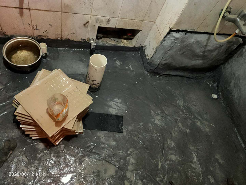 廁所貼磚維修：最重要的地方就是基層找平。其實不管怎么貼，墻面找平都是少不了的。畢竟不平的墻面，會影響后續(xù)的施工，而且鋪設好的瓷磚在使用一段時間過后，出現(xiàn)開裂的情況。在找平的時候，有突起的部分，要進行打磨一直到平整為止。如有裂縫、孔洞還可以進行修補。 在墻面修補平整之后，就可以開始粘貼瓷磚了。但是在施工前，一定要做好輔助線。不管是墻面還是地面的施工，都要打好輔助線，才能進行瓷磚的鋪設。尤其是對于沒有經(jīng)驗的新手，有輔助線作為參考，會鋪設的更為垂直、更為平整，鋪設的效果，會大大的增加哦！ 可以開始鋪設瓷磚了，但是要注意鋪設的平整。如果是墻面的鋪設，那么就要從下往上施工，在瓷磚的背面，抹上攪拌好的泥漿，粘貼在墻面上，然后用膠錘或者鏟柄敲打，這樣會粘合的更牢靠一些。只要按照第一塊往上排即可，但是要注意參考輔助線，不要出現(xiàn)扭曲的情況。