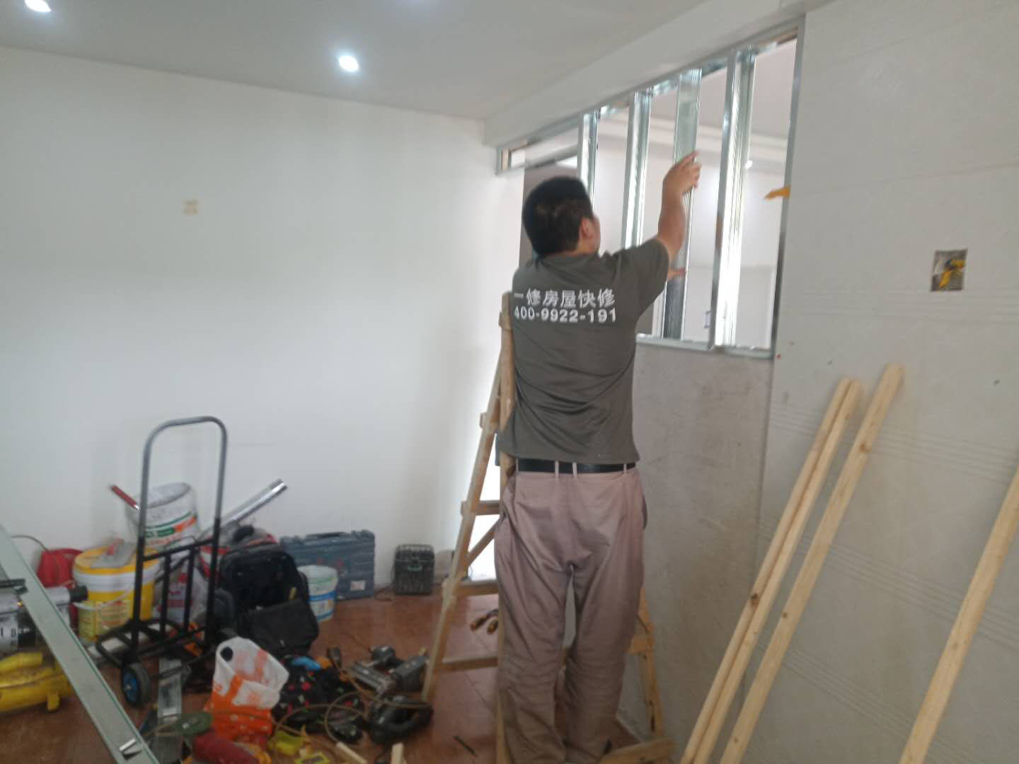 客廳隔斷安裝：注意龍骨架的穩固，一般要加設龍骨架，滿足重物的需求，在龍骨架固定前要涂刷防火防腐涂料，一是為了防火防腐，二是為了完全遮掩龍骨；木方花格隔斷端部的石膏板與周圍的墻體或者是柱子應留3-5mm的槽口，施工時先在槽口處加注嵌縫膏，然后鋪板，擠壓嵌縫膏使其和鄰近表層緊緊接觸，以防出現后期的不密合現象。