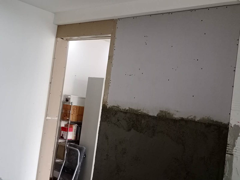 客廳隔斷安裝：注意龍骨架的穩固，一般要加設龍骨架，滿足重物的需求，在龍骨架固定前要涂刷防火防腐涂料，一是為了防火防腐，二是為了完全遮掩龍骨；木方花格隔斷端部的石膏板與周圍的墻體或者是柱子應留3-5mm的槽口，施工時先在槽口處加注嵌縫膏，然后鋪板，擠壓嵌縫膏使其和鄰近表層緊緊接觸，以防出現后期的不密合現象。