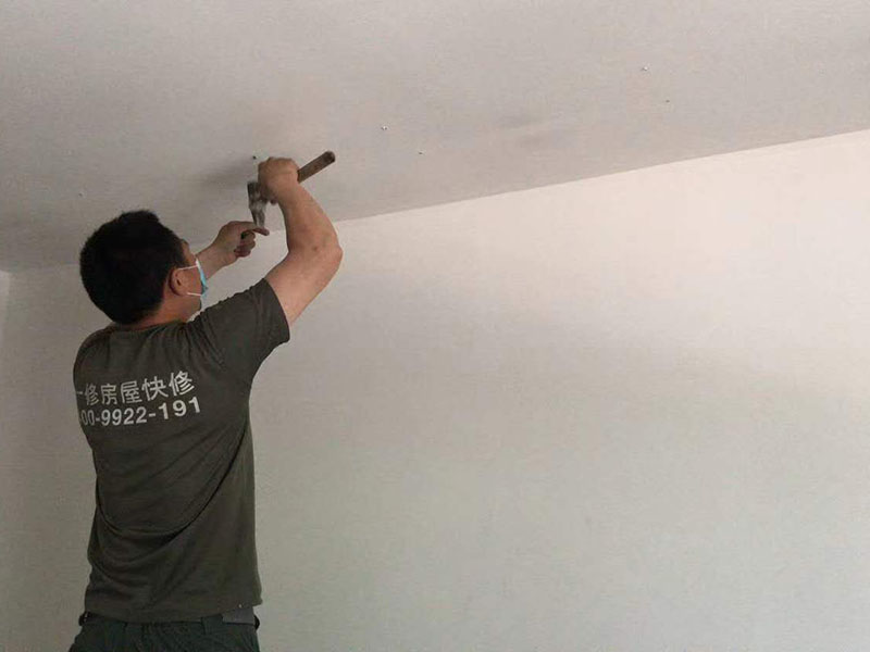 電路燈具安裝：不同類別的燈具，不同場所的其安裝方法可以有著萬千差別的。但總結起來大的安裝燈具的流程可以歸納為：1，首先對需要安裝燈具的場所作照明需求設計-包括照度需求的設計，燈具類別的選用確定，照明電路規劃設計等； 2.做好設計后便是照明電路鋪設（包括布燈點位及其開關控制位置和方式的確定）這個過程可能需要與其它工程工序相配合進行的，而且必須注意的是暫時不要讓線路接通電源，慎防意外 3.接下來就是開關制合的安裝，燈具的固定安裝后，一一反復檢查電路燈具安裝的正確，確保正確后再一個一個地試通電驗證調試，確保與設計要求相符合