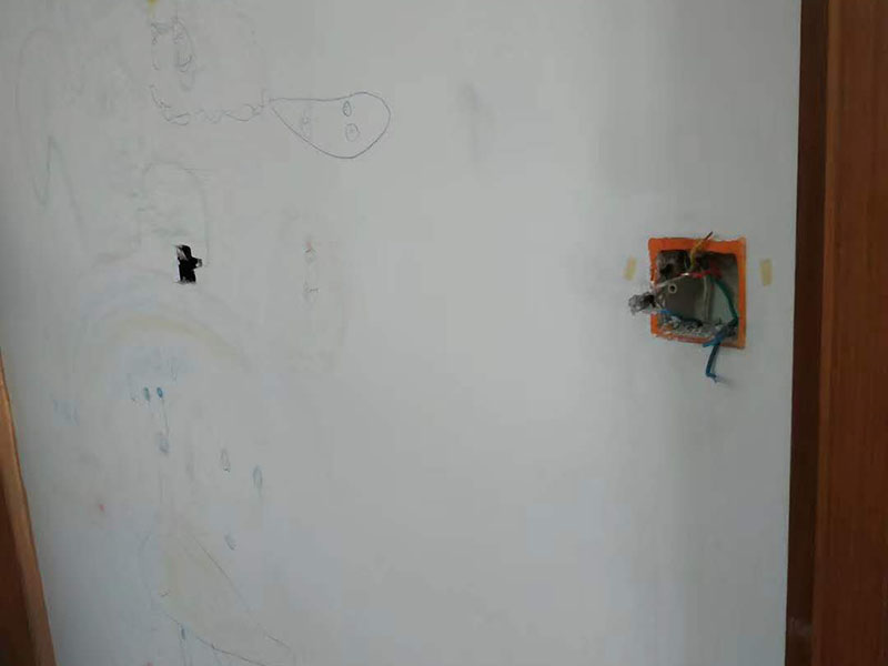 電路燈具安裝：不同類別的燈具，不同場所的其安裝方法可以有著萬千差別的。但總結起來大的安裝燈具的流程可以歸納為：1，首先對需要安裝燈具的場所作照明需求設計-包括照度需求的設計，燈具類別的選用確定，照明電路規劃設計等； 2.做好設計后便是照明電路鋪設（包括布燈點位及其開關控制位置和方式的確定）這個過程可能需要與其它工程工序相配合進行的，而且必須注意的是暫時不要讓線路接通電源，慎防意外 3.接下來就是開關制合的安裝，燈具的固定安裝后，一一反復檢查電路燈具安裝的正確，確保正確后再一個一個地試通電驗證調試，確保與設計要求相符合