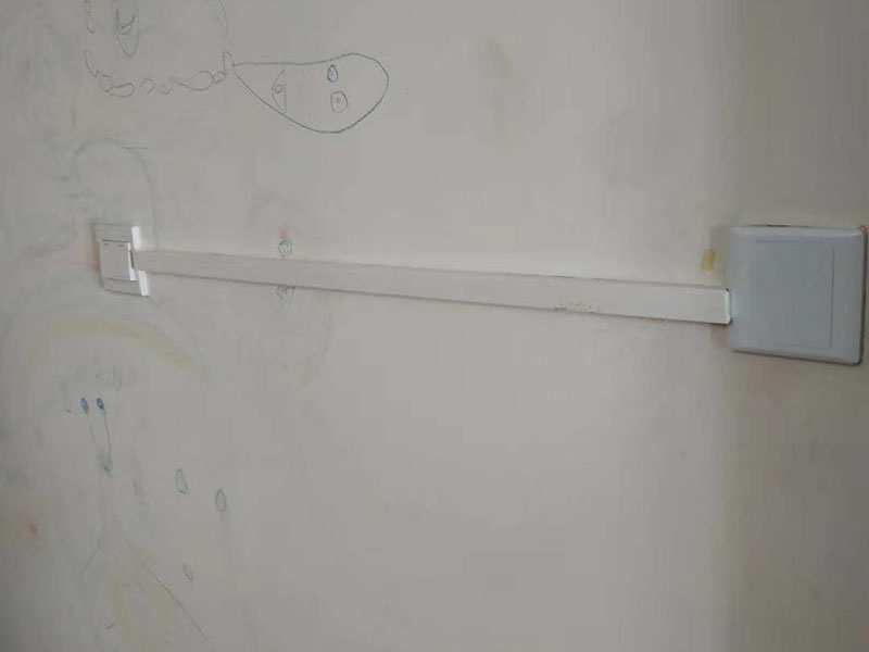 電路燈具安裝：不同類別的燈具，不同場所的其安裝方法可以有著萬千差別的。但總結起來大的安裝燈具的流程可以歸納為：1，首先對需要安裝燈具的場所作照明需求設計-包括照度需求的設計，燈具類別的選用確定，照明電路規劃設計等； 2.做好設計后便是照明電路鋪設（包括布燈點位及其開關控制位置和方式的確定）這個過程可能需要與其它工程工序相配合進行的，而且必須注意的是暫時不要讓線路接通電源，慎防意外 3.接下來就是開關制合的安裝，燈具的固定安裝后，一一反復檢查電路燈具安裝的正確，確保正確后再一個一個地試通電驗證調試，確保與設計要求相符合