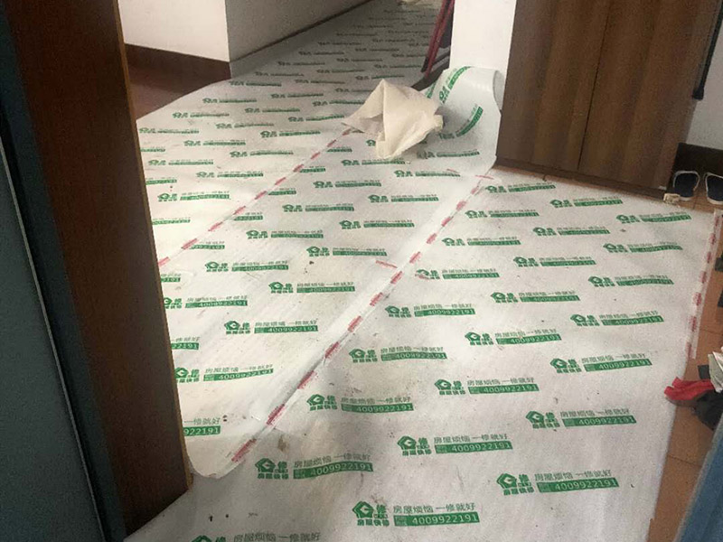 廁所重新裝修：老房衛(wèi)生間改造水電路改造很重要，會直接影響日后的生活使用，所以在改造過程中需要嚴(yán)防死守。避水測試，檢測防水層是否良好。一般衛(wèi)浴間的防水層為1.8米，其他墻面防水層高度為1米，地面防水返高30厘米。 當(dāng)然，如果老房衛(wèi)生間改造時(shí)沒有進(jìn)行水路改造的情況下，也是需要進(jìn)行檢查防水層是否完好的操作流程。老房衛(wèi)生間改造中隨意鉆孔開槽都會造成防水層的損壞，因此，老房衛(wèi)生間改造進(jìn)行拆除磚墻的裝修流程后，應(yīng)當(dāng)重新進(jìn)行避水試驗(yàn)，保證原來存有的防水系統(tǒng)不會出現(xiàn)任何問題。