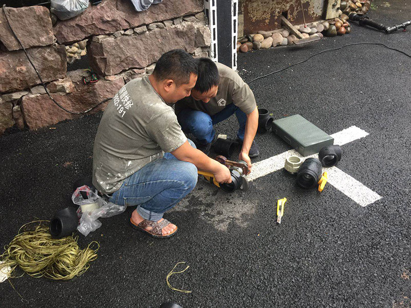 花園防水施工準備：1、找到本來的防水層bai，由于防水層不du是顯露的，是在面層下部，有必要將zhi面層進行悉數(shù)根除，找到本來的防水層。 2、將原防水層根除以后，找平，將本來下部保溫層里存的水進行排干，設一些排氣孔做排氣辦法，將保溫層里的水分排干。 3、如果在康復美化的情況下，咱們需求做的防水層有必要是阻根防水層，阻根防水層有改性瀝青卷材阻根防水層、還有高分子卷材阻根防水層。 4、做完防水層以后，必定要做找坡處理，不要形成屋面部分存水，通常設置水泥砂漿找平找坡，找坡的斜度不小于3%。 5、做完防水以后，需求進行閉水實驗，不漏水為合格，再進行康復上面的維護及鋪貼面磚裝修。