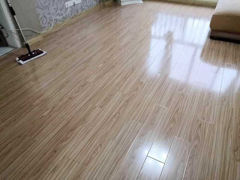 客廳木地板換新:基層清理→涂刷底膠→彈線、找平→鉆孔、安裝預埋件→安裝毛地板、找平、刨平→釘術地板、找平、刨平→釘踢腳板→刨光、打磨→油漆→上蠟。 1. 實鋪地板要先安裝地龍骨,然后再進行木地板的鋪裝。 2. 龍骨的安裝方法:應先在地面做預埋件,以固定木龍骨,預埋件為螺栓及鉛絲,預埋件間距為800毫米,從地面鉆孔下入。 3. 木地板的安裝方法：實鋪實木地板應有基面板,基面板使用大芯板。 4. 地板鋪裝完成后,先用刨子將表面刨平刨光,將地板表面清掃干凈后涂刷地板漆,進行拋光上蠟處理。