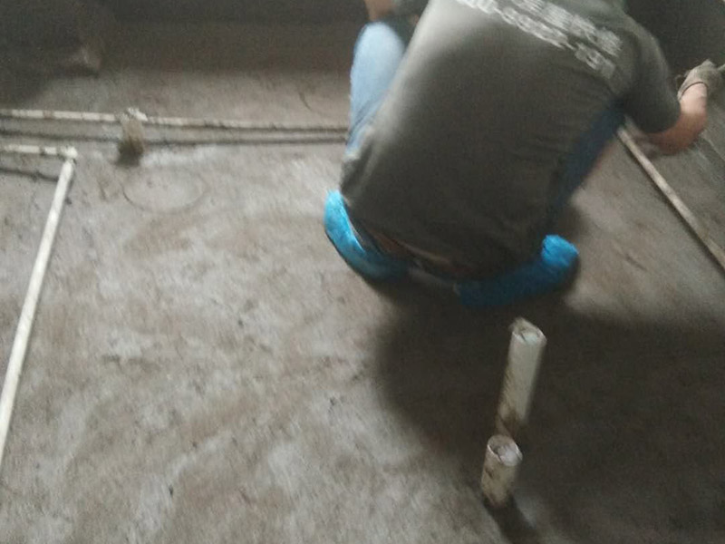 衛生間拆除翻新裝修：首先，拆除瓷磚時要用電，而電是從客廳臨時拉的，為了避免在施工過程中發生觸電的現象，最好將電拉進衛生間內。其次，舊房改造拆除瓷磚時可以用沖擊電鉆，這種工具方便快捷，可自由更換。但在使用前應檢查其是否靈活，可以通過空轉一分鐘的方法進行檢驗。用完之后及時進行清理。最后，梯子也是必不可少的工具之一，它可以幫助工人拆掉處于高處的瓷磚，還可以架起臨時插座。 用具的拆除，這一工程根據施工工人工作的習慣，有兩種拆除方式，可以提前將其拆除，也可以在拆磚的過程中同時進行。但并不是所有的用具都可以提前拆除，馬桶必須在瓷磚拆除之后才可以拆掉，要不然掉落的瓷磚會砸壞馬桶。用具拆除后，應將露出的電線接口用絕緣的東西綁住。