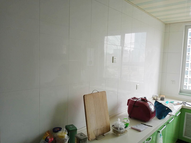 廚房瓷磚修補(bǔ)：方法1、可以使用細(xì)砂紙沾水小心的磚面進(jìn)行打磨，可以取到一些效果。一定要沾水進(jìn)行。此方法對(duì)磚面細(xì)小的劃傷可以取到很好的效果。方法2、有時(shí)舊瓷磚破損只有一、二塊，而原來(lái)的水泥砂漿又很難鑿掉或鑿毛。這時(shí)只得使用環(huán)氧樹(shù)脂膠(膠)在瓷磚背面及水泥墻面上分別涂上薄薄的一層，再用力壓貼，就能保證換上的新瓷磚與周?chē)纱u齊平了。方法3、舊瓷磚仍然完好，只不過(guò)與其他飾面交接處脫開(kāi)，修補(bǔ)時(shí)應(yīng)將接縫處的砂灰剔除干凈，并注入環(huán)氧樹(shù)脂膠粘劑，干后再在接縫處用防水柔性嵌縫材料(如玻璃膠)進(jìn)行嵌補(bǔ)。方法4、沿瓷磚四周邊緣清除嵌縫白水泥，并用小鑿子仔細(xì)地拆除損壞瓷磚，如四周瓷磚粘貼得很牢，又不想將四周瓷磚都換下，則可用裁玻璃的刻畫(huà)瓷磚的中間，將中間那部分瓷磚先鑿下來(lái)，然后用較鋒利的鋼鑿慢慢地將四周邊緣的碎瓷塊修理干