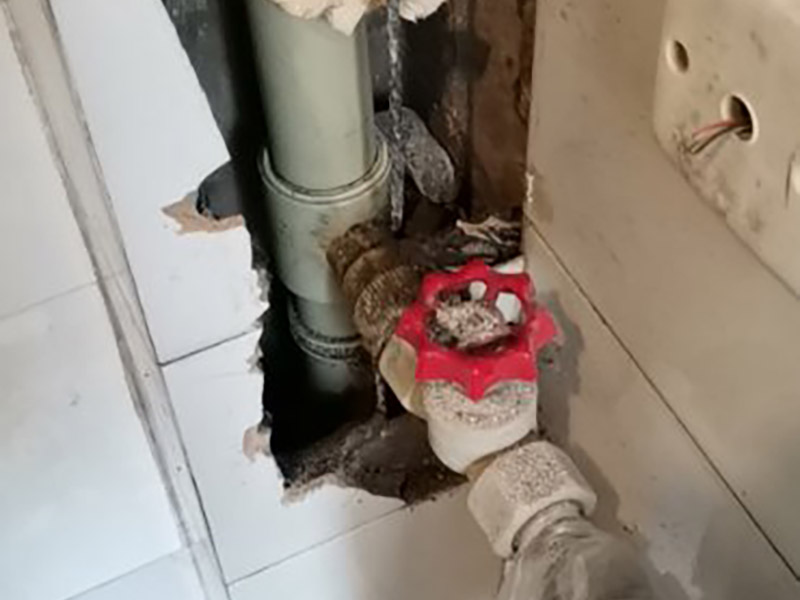管道漏水修復:首先根據施工圖看水管走向，如果漏水的位置后面埋有水管，可以先把家里面的水閘關掉，放干龍頭里面的水，如果一段時候后發現墻面水跡不見了，證明是水管出現問題。 如果是請的專業的維修師傅，可以讓師傅用打壓機直接打壓檢測，若確定是墻內水管漏水，就可以直接鑿開墻壁找水管漏點。 可以先截斷水源，然后將暗水管漏水點的墻面開鑿，找到漏水的部分，先用小鋼鋸把漏水的地方鋸掉，注意鋸口要平。用砂紙把新露出的端口輕輕打磨，然后用接口套住，將備換的新管對準接口口子，注意要對直。然后用熱熔器對新管道進行熱熔連接。 或者是將鋸掉的管道清理干凈，用專用膠水涂在端口上，稍微晾一會兒;趁此時在“竹節”接頭內涂上膠水。把端口和“竹節”連接，然后反復轉動，直到牢固。同樣的方法去連接另一端。最后在接縫處再涂適量的膠水，確保不滲漏。