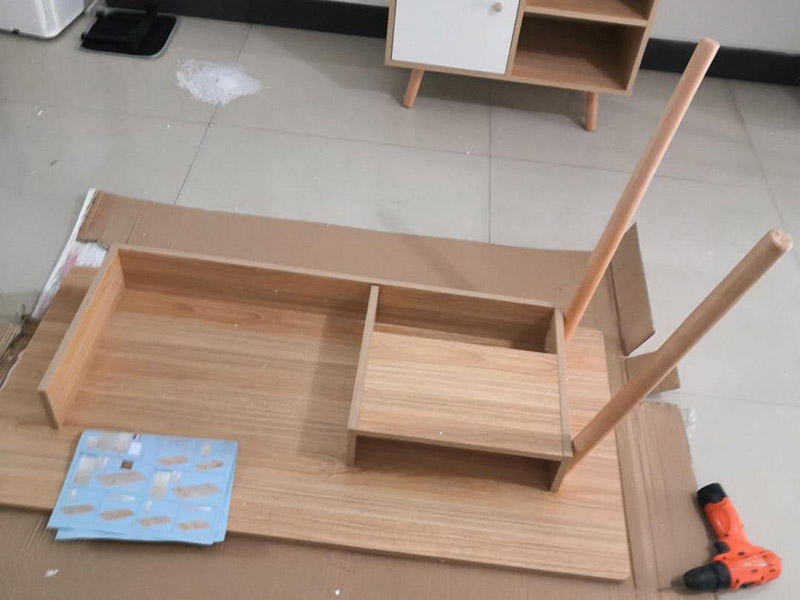 家具柜體安裝：用墊布點好地板，先從靠墻的一端寬du側板開始組裝，將寬側板平放于地面上(離后墻面保持700mm間隔)。首先將填好的三合一膠塞的板件，平放在墊布上，檢查孔距與圖紙相符，并裝上三合一單連桿。然后將固層釘上木塞，固定于寬側板上面，頂板大柄孔朝上，其余固層都朝下，腳線大柄孔朝內(中間固層與L架高度一致，即底板到固層內空為960mm，現場打層板孔)。放上側板，釘上木塞，木塞要求連通兩邊的固層。在第二個柜固層上面裝好雙連桿，留意雙連桿上面大柄只能鎖住一半，即90°。當兩件固層與側板固定后再同時擰緊大柄。 釘背板：把裝好的整體柜側放在點好墊布的地板上面，墊平側板成統一平面。用拉尺量好柜子的對角尺寸，調至相等，從寬測板處開始裝第一塊背板，留意假如中間有固層釘釘子時，先用鉛筆畫好固層的中央線，再釘釘子。