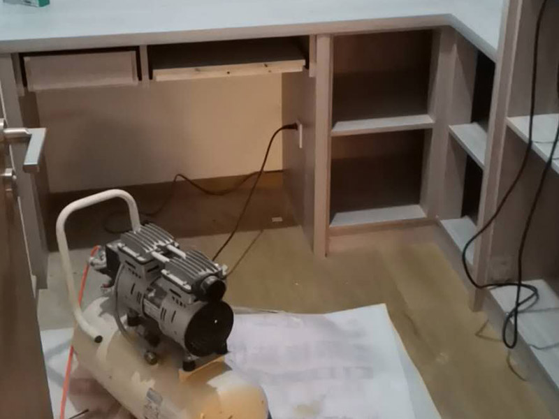 家具柜體安裝：用墊布點好地板，先從靠墻的一端寬du側板開始組裝，將寬側板平放于地面上(離后墻面保持700mm間隔)。首先將填好的三合一膠塞的板件，平放在墊布上，檢查孔距與圖紙相符，并裝上三合一單連桿。然后將固層釘上木塞，固定于寬側板上面，頂板大柄孔朝上，其余固層都朝下，腳線大柄孔朝內(中間固層與L架高度一致，即底板到固層內空為960mm，現場打層板孔)。放上側板，釘上木塞，木塞要求連通兩邊的固層。在第二個柜固層上面裝好雙連桿，留意雙連桿上面大柄只能鎖住一半，即90°。當兩件固層與側板固定后再同時擰緊大柄。 釘背板：把裝好的整體柜側放在點好墊布的地板上面，墊平側板成統一平面。用拉尺量好柜子的對角尺寸，調至相等，從寬測板處開始裝第一塊背板，留意假如中間有固層釘釘子時，先用鉛筆畫好固層的中央線，再釘釘子。