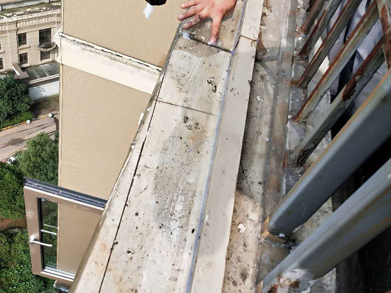 陽臺外墻瓷磚修補：檢查瓷磚有無大面積的瓷磚起殼、疏松和剝落現(xiàn)象，若有應(yīng)先進行修補；然后確?；鶎颖砻鎽?yīng)無明水、浮渣和雜物。對于瓷磚縫中的2~3毫米的細小縫隙或明顯的凹槽，可以先用瓷磚填縫劑進行填補處理。配制涂料時，可以將粉料組分的量適當(dāng)提高一些，以提高與基層的粘結(jié)力和便于操作。施工用涂料應(yīng)隨配隨用。嵌縫要盡量均勻，瓷磚粘結(jié)劑與基層之間不能有氣泡，以求粘結(jié)嚴(yán)實。