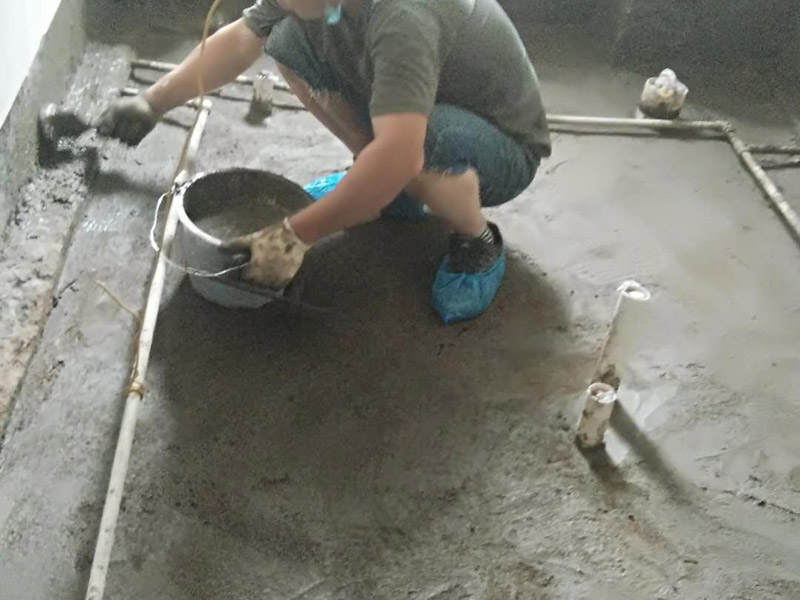 衛生間拆除翻新：在敲磚正式開始之前需要做一些準備工作，包括施工用電設置和施工工具的準備。事前準備做好了，后面的工序才能有條不紊地進行。沖擊電鉆是墻面敲磚的重要工具，與傳統的用手錘和鋼鏨敲擊方式不同，用沖擊電鉆施工方便快捷。沖擊電鉆的鉆頭還可以根據施工需要自由更換。在敲磚施工過程中，梯子作為輔助的工具，除了有幫助敲墻面上方的瓷磚的作用，還有用來架起臨時插座的作用，以免用電插座和電線被掉下來的瓷磚遮掩或壓壞，造成施工意外。 衛生間拆改時，會將原有地磚鑿去，一定要用水泥砂漿將地面找平，然后再做防水處理。這樣可以避免防水涂料因薄厚不均而造成滲漏。衛生間墻地面之間的接縫以及上下水管道與地面的接縫處，是最容易出問題的地方，因此在衛生間番細膩時要注意接縫處要刷到位，這樣的細節不容小覷。