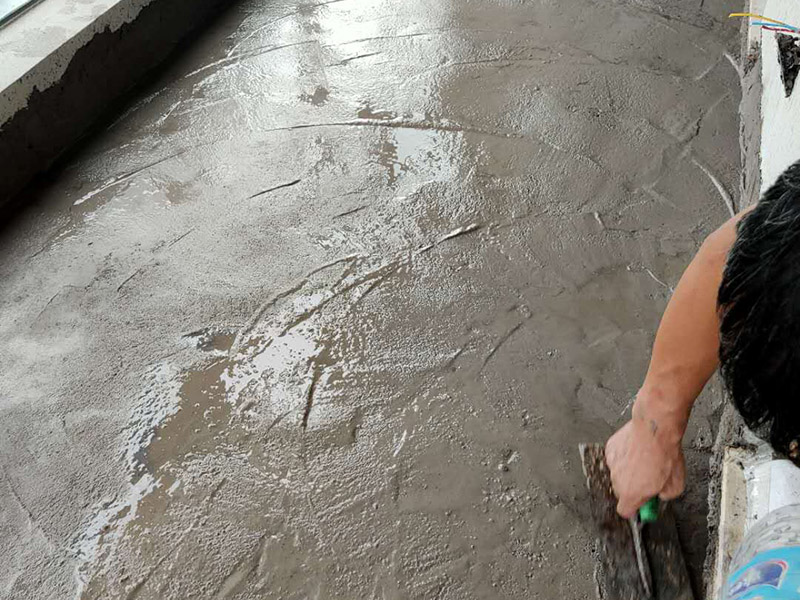 陽臺做防水：陽臺防水涂料的涂刷高度至少需要在30cm以上，如果是放置洗衣機的區域，需要將防水涂料涂抹得更高些。如果你家的陽臺屬于外露陽臺，為了加強防水效果，最好做得高些，同時防水涂料的厚度需要在1.5mm以上。在暴雨天氣下，如果雨量大于地漏的排水能力時，就會在陽臺地面出現大量積水，容易導致積水進入室內，因此我們在選購陽臺地漏的時，最好選擇排水量大且順暢的地漏。 陽臺的防水層都在外層，需要受到陽光暴曬、雨水侵蝕、嚴寒酷暑等自然天氣的考驗，如果沒有出色的性能和良好的保護措施，他的使用年限會大大縮短。因此，我們在選購防水材料時，需要選擇強度高、耐老化的防水涂料。