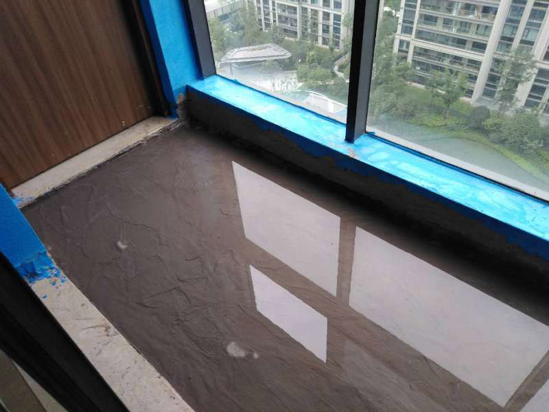 陽臺做防水：陽臺防水涂料的涂刷高度至少需要在30cm以上，如果是放置洗衣機的區域，需要將防水涂料涂抹得更高些。如果你家的陽臺屬于外露陽臺，為了加強防水效果，最好做得高些，同時防水涂料的厚度需要在1.5mm以上。在暴雨天氣下，如果雨量大于地漏的排水能力時，就會在陽臺地面出現大量積水，容易導致積水進入室內，因此我們在選購陽臺地漏的時，最好選擇排水量大且順暢的地漏。 陽臺的防水層都在外層，需要受到陽光暴曬、雨水侵蝕、嚴寒酷暑等自然天氣的考驗，如果沒有出色的性能和良好的保護措施，他的使用年限會大大縮短。因此，我們在選購防水材料時，需要選擇強度高、耐老化的防水涂料。