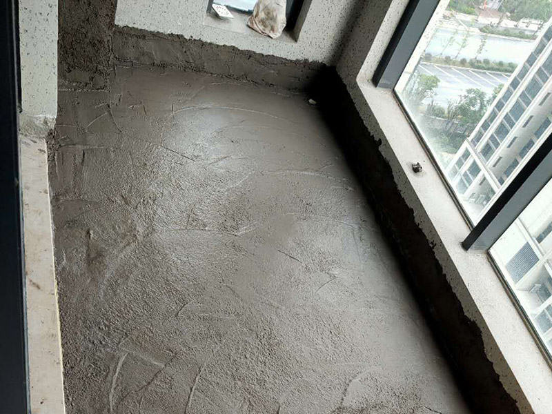 陽臺做防水：陽臺防水涂料的涂刷高度至少需要在30cm以上，如果是放置洗衣機的區域，需要將防水涂料涂抹得更高些。如果你家的陽臺屬于外露陽臺，為了加強防水效果，最好做得高些，同時防水涂料的厚度需要在1.5mm以上。在暴雨天氣下，如果雨量大于地漏的排水能力時，就會在陽臺地面出現大量積水，容易導致積水進入室內，因此我們在選購陽臺地漏的時，最好選擇排水量大且順暢的地漏。 陽臺的防水層都在外層，需要受到陽光暴曬、雨水侵蝕、嚴寒酷暑等自然天氣的考驗，如果沒有出色的性能和良好的保護措施，他的使用年限會大大縮短。因此，我們在選購防水材料時，需要選擇強度高、耐老化的防水涂料。