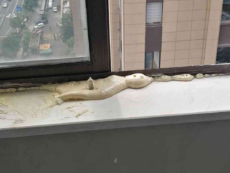 窗戶漏水打膠：窗框與洞口之間的伸縮縫內腔應采用閉孔泡沫塑料、發(fā)泡聚苯乙燃等彈性材料分層填塞，表面用密封膠密封。對保溫、隔聲要求較高的工程，應采用相應的隔熱、隔聲材料填塞。門窗表面潔凈，無劃痕，碰傷、無銹蝕。涂膠表面光滑，平整、厚度均勻，無氣孔。嚴禁在門窗框、扇、梃上安裝腳手架或懸掛重物，并嚴禁蹬踩窗框、窗扇或窗梃。門窗表面如沾有油污等，宜用水溶性洗涂劑清洗，忌用粗糙或腐蝕性強的化學液體擦洗。每個人的家中都有窗戶，合理的安裝窗戶也能達到很好的通風換氣的效果，在安裝窗戶的過程中，窗戶打膠技巧是安裝人員必須要了解的，如果對窗戶打膠的步驟不了解的話，就會影響窗戶的使用效果。