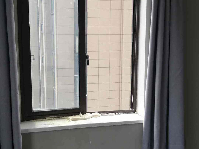 窗戶漏水打膠：窗框與洞口之間的伸縮縫內腔應采用閉孔泡沫塑料、發(fā)泡聚苯乙燃等彈性材料分層填塞，表面用密封膠密封。對保溫、隔聲要求較高的工程，應采用相應的隔熱、隔聲材料填塞。門窗表面潔凈，無劃痕，碰傷、無銹蝕。涂膠表面光滑，平整、厚度均勻，無氣孔。嚴禁在門窗框、扇、梃上安裝腳手架或懸掛重物，并嚴禁蹬踩窗框、窗扇或窗梃。門窗表面如沾有油污等，宜用水溶性洗涂劑清洗，忌用粗糙或腐蝕性強的化學液體擦洗。每個人的家中都有窗戶，合理的安裝窗戶也能達到很好的通風換氣的效果，在安裝窗戶的過程中，窗戶打膠技巧是安裝人員必須要了解的，如果對窗戶打膠的步驟不了解的話，就會影響窗戶的使用效果。