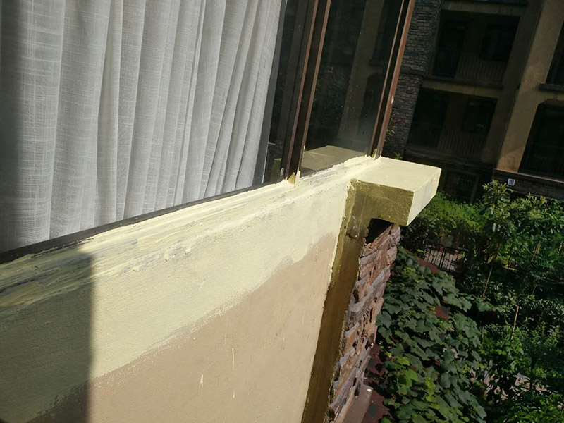 窗戶外墻防水：首先在對防水墻處理的時候一定要對墻體進行檢查，看一看墻體有什么裂縫，或者不均勻的地方，這些地方需要處理過后才能對墻體進行防水處理。嚴禁在墻面上留下空，裂縫，凹凸不平等問題，而且在外部進入室內的管子穿過墻體的也要做好密封性。這樣的墻才能做防水處理，不然的話效果會大打折扣。 ⑴砂漿應嚴格按配比進行，嚴格計量，控制水灰比，嚴禁施工過程中隨意摻水； ⑵對抹灰砂漿應分層抹灰，尤其是高層建筑，局部外墻抹灰較厚，這就需要進行分層批灰，每層抹灰厚度不應超過2㎝，如厚度過大，在分層處應設鋼絲網； ⑶批灰砂漿可用聚合物防水砂漿； ⑷外墻抹灰腳手架拉接筋等，應切割后，喇叭口抹實壓平，定漿后，可用鐵抹子切成反搓，然后再刷一道素水泥漿。