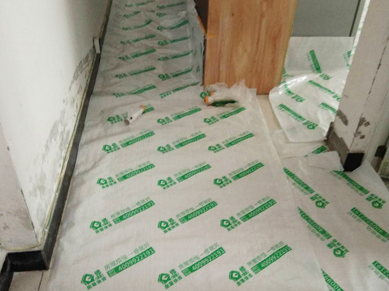 地面家具成品保護(hù)：1、墻地面瓷磚，在鋪貼未干固的情況下，不要急于勾縫，以免人為地造成瓷磚松動(dòng)、高低不平，影響施工效果。 　　2、地面瓷磚干固前，不要在上面走動(dòng)、堆放雜物，以免造成瓷磚松動(dòng)、高低不平。 　　3、地面瓷磚鋪貼完后，最好使用成品保護(hù)膜覆蓋磚面，既可以防止裝修時(shí)的沙子磨傷地面，同時(shí)也能有效地防止油漆涂料等有色液體滴落磚面，造成地面污染。 　　4、做好浴缸、面盆的保護(hù) 　　衛(wèi)生間浴缸、面盆的安裝一般都在早期進(jìn)行，在后期施工中，這些設(shè)施難免會(huì)被大量粉塵、小水泥渣等異物污染。