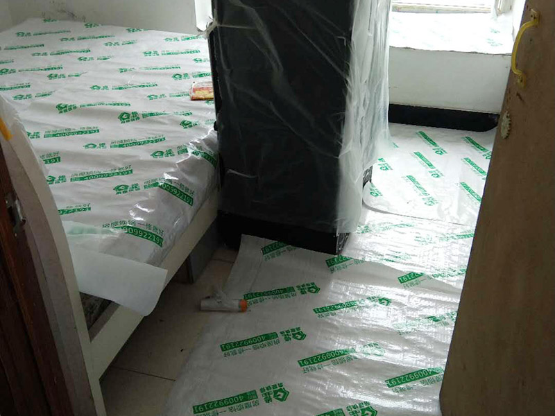地面家具成品保護(hù)：1、墻地面瓷磚，在鋪貼未干固的情況下，不要急于勾縫，以免人為地造成瓷磚松動(dòng)、高低不平，影響施工效果。 　　2、地面瓷磚干固前，不要在上面走動(dòng)、堆放雜物，以免造成瓷磚松動(dòng)、高低不平。 　　3、地面瓷磚鋪貼完后，最好使用成品保護(hù)膜覆蓋磚面，既可以防止裝修時(shí)的沙子磨傷地面，同時(shí)也能有效地防止油漆涂料等有色液體滴落磚面，造成地面污染。 　　4、做好浴缸、面盆的保護(hù) 　　衛(wèi)生間浴缸、面盆的安裝一般都在早期進(jìn)行，在后期施工中，這些設(shè)施難免會(huì)被大量粉塵、小水泥渣等異物污染。