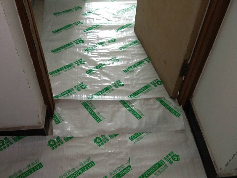 地面家具成品保護(hù)：1、墻地面瓷磚，在鋪貼未干固的情況下，不要急于勾縫，以免人為地造成瓷磚松動(dòng)、高低不平，影響施工效果。 　　2、地面瓷磚干固前，不要在上面走動(dòng)、堆放雜物，以免造成瓷磚松動(dòng)、高低不平。 　　3、地面瓷磚鋪貼完后，最好使用成品保護(hù)膜覆蓋磚面，既可以防止裝修時(shí)的沙子磨傷地面，同時(shí)也能有效地防止油漆涂料等有色液體滴落磚面，造成地面污染。 　　4、做好浴缸、面盆的保護(hù) 　　衛(wèi)生間浴缸、面盆的安裝一般都在早期進(jìn)行，在后期施工中，這些設(shè)施難免會(huì)被大量粉塵、小水泥渣等異物污染。