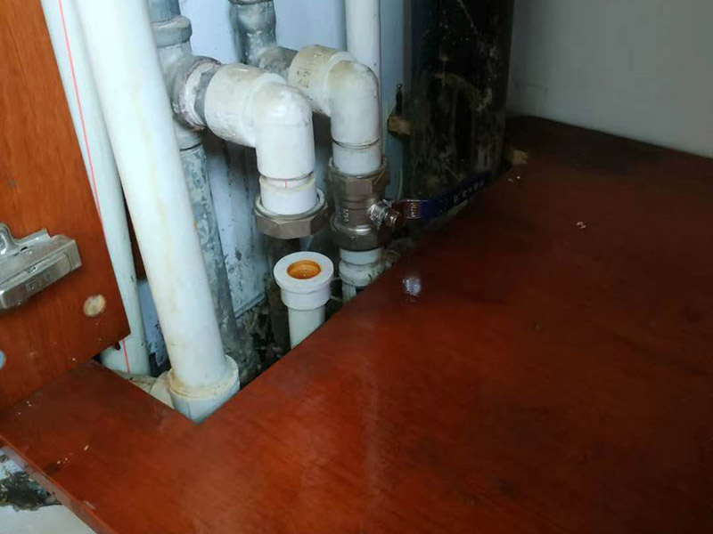管道角閥漏水維修：1.關閉總水閥,用活動扳手擰下角閥,查看接口。
2.查看角閥接口金屬邊緣是否破損,如果破損需要更換整只角閥。
3.查看角閥接口上的軟管內墊片破損情況。
4.無明顯破損,沖洗軟管接口上的雜質,纏上生料帶重新裝回。
5.破損嚴重需要更換接口墊片,纏生料帶裝回。
