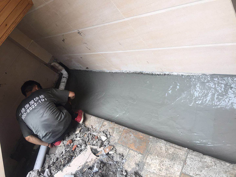 露臺防水維修：1、在露臺防水施工過程中應當使用相應的涂膜防水材料，而且所使用的防水材料應當符合于國家的相關規定，并且具有商品相應的合格證書;在進行露臺防水材料的施工過程中，其表面應當保持平坦，不可以有空鼓及開裂等現象，其底層的含水率同時也需要達到標準。  2、對于防水層的設計應當從地面一直延伸到墻面，在露臺防水材料的施工過程中應當與順流水方向搭接，可以采用兩層以上的玻纖布來進行上下的搭接；再者就是保護層的水泥砂漿的厚度與強度也必須符合規定，在施工過程中嚴禁損壞防水層，而且要做好排水的疏通工作，不可以有積水倒坡的情況。