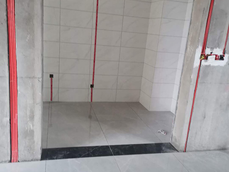 全屋電路走線：一、開槽不能太用力，工人需要按照電路圖的指示，在墻地面相應(yīng)的位置開槽，千萬不能進(jìn)行盲目施工或者隨意開槽埋管，以免破壞承重墻。另外，槽道的轉(zhuǎn)角處要做好圓角處理，以防轉(zhuǎn)角處尖銳的直角刮破穿線管。 二、電線一定要穿管 電線不能直接埋入墻內(nèi)，一定要穿過PVC管，否則就容易老化與損壞，而且后期維修起來也比較困難。也就是說，不把墻體重新鑿開，都無法對電線進(jìn)行更換。 三、一根管內(nèi)電線不能太多一根管道中的電線，不能超過管道橫截面積的40%。一般一根管道內(nèi)可以傳入三根電線，如果電線太多，不僅會影響管道的正常使用壽命，而且還會增加安全隱患。 四、強弱電線要分開 強電的管道不能與弱電的管道位于同一個凹槽內(nèi)。強電線更是不能與弱電線穿進(jìn)同一根管道內(nèi)，否則強電線通電時產(chǎn)生的電磁波會對弱電信號產(chǎn)生很大的影響。另外，如果強電線管道與弱電線管道相交了，那就需要用鋁箔紙包裹住兩者的相交部分。五、強弱電要分色區(qū)別在電路改造</a>時，火線、零線和接地線應(yīng)該用不同顏色的電線來表示。一般情況下，火線用紅色或黑色的線表示，零線用綠色或藍(lán)色的線表示，接地線用黃綠相間的雙色線表示。另外，強電和弱電的穿線管也要注意顏色區(qū)分，強電的穿線管通常使用紅色的管子，弱電的穿線管使用綠色或藍(lán)色的管子。 六、管道內(nèi)要無接頭，電線線路需要彎曲或分支時，一定要使用專門的彎頭和護(hù)套盒進(jìn)行連接。如果電線不夠長，要在護(hù)套盒內(nèi)連接，從而保證穿線管內(nèi)的電線沒有接頭。