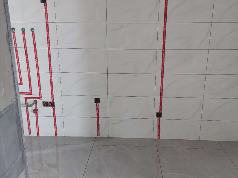 全屋電路走線：一、開槽不能太用力，工人需要按照電路圖的指示，在墻地面相應(yīng)的位置開槽，千萬不能進(jìn)行盲目施工或者隨意開槽埋管，以免破壞承重墻。另外，槽道的轉(zhuǎn)角處要做好圓角處理，以防轉(zhuǎn)角處尖銳的直角刮破穿線管。 二、電線一定要穿管 電線不能直接埋入墻內(nèi)，一定要穿過PVC管，否則就容易老化與損壞，而且后期維修起來也比較困難。也就是說，不把墻體重新鑿開，都無法對電線進(jìn)行更換。 三、一根管內(nèi)電線不能太多一根管道中的電線，不能超過管道橫截面積的40%。一般一根管道內(nèi)可以傳入三根電線，如果電線太多，不僅會影響管道的正常使用壽命，而且還會增加安全隱患。 四、強弱電線要分開 強電的管道不能與弱電的管道位于同一個凹槽內(nèi)。強電線更是不能與弱電線穿進(jìn)同一根管道內(nèi)，否則強電線通電時產(chǎn)生的電磁波會對弱電信號產(chǎn)生很大的影響。另外，如果強電線管道與弱電線管道相交了，那就需要用鋁箔紙包裹住兩者的相交部分。五、強弱電要分色區(qū)別在電路改造</a>時，火線、零線和接地線應(yīng)該用不同顏色的電線來表示。一般情況下，火線用紅色或黑色的線表示，零線用綠色或藍(lán)色的線表示，接地線用黃綠相間的雙色線表示。另外，強電和弱電的穿線管也要注意顏色區(qū)分，強電的穿線管通常使用紅色的管子，弱電的穿線管使用綠色或藍(lán)色的管子。 六、管道內(nèi)要無接頭，電線線路需要彎曲或分支時，一定要使用專門的彎頭和護(hù)套盒進(jìn)行連接。如果電線不夠長，要在護(hù)套盒內(nèi)連接，從而保證穿線管內(nèi)的電線沒有接頭。