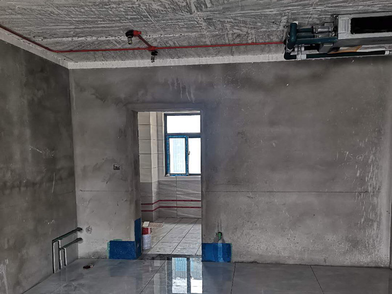 全屋電路走線：一、開槽不能太用力，工人需要按照電路圖的指示，在墻地面相應(yīng)的位置開槽，千萬不能進(jìn)行盲目施工或者隨意開槽埋管，以免破壞承重墻。另外，槽道的轉(zhuǎn)角處要做好圓角處理，以防轉(zhuǎn)角處尖銳的直角刮破穿線管。 二、電線一定要穿管 電線不能直接埋入墻內(nèi)，一定要穿過PVC管，否則就容易老化與損壞，而且后期維修起來也比較困難。也就是說，不把墻體重新鑿開，都無法對電線進(jìn)行更換。 三、一根管內(nèi)電線不能太多一根管道中的電線，不能超過管道橫截面積的40%。一般一根管道內(nèi)可以傳入三根電線，如果電線太多，不僅會影響管道的正常使用壽命，而且還會增加安全隱患。 四、強弱電線要分開 強電的管道不能與弱電的管道位于同一個凹槽內(nèi)。強電線更是不能與弱電線穿進(jìn)同一根管道內(nèi)，否則強電線通電時產(chǎn)生的電磁波會對弱電信號產(chǎn)生很大的影響。另外，如果強電線管道與弱電線管道相交了，那就需要用鋁箔紙包裹住兩者的相交部分。五、強弱電要分色區(qū)別在電路改造</a>時，火線、零線和接地線應(yīng)該用不同顏色的電線來表示。一般情況下，火線用紅色或黑色的線表示，零線用綠色或藍(lán)色的線表示，接地線用黃綠相間的雙色線表示。另外，強電和弱電的穿線管也要注意顏色區(qū)分，強電的穿線管通常使用紅色的管子，弱電的穿線管使用綠色或藍(lán)色的管子。 六、管道內(nèi)要無接頭，電線線路需要彎曲或分支時，一定要使用專門的彎頭和護(hù)套盒進(jìn)行連接。如果電線不夠長，要在護(hù)套盒內(nèi)連接，從而保證穿線管內(nèi)的電線沒有接頭。