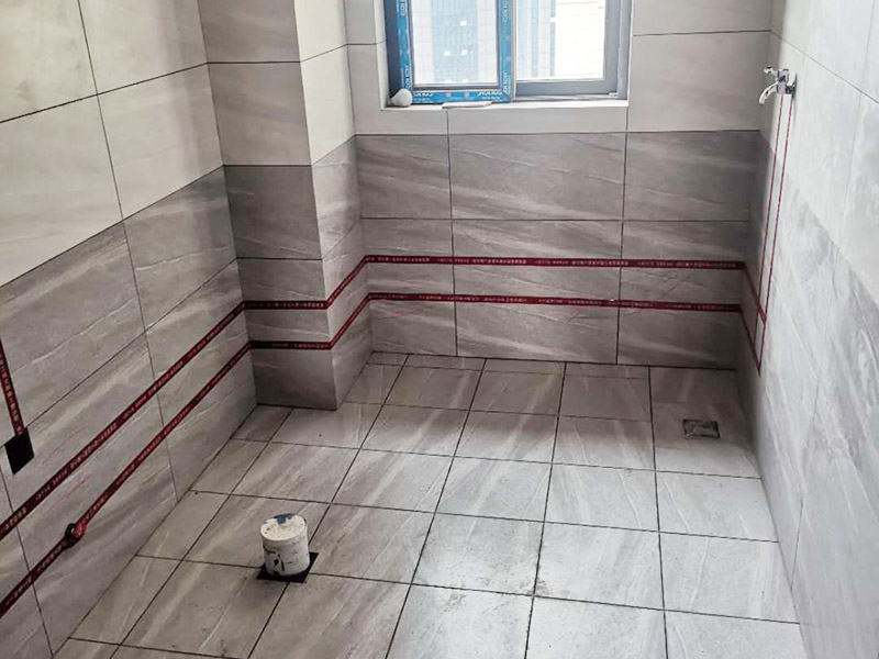 全屋電路走線：一、開槽不能太用力，工人需要按照電路圖的指示，在墻地面相應(yīng)的位置開槽，千萬不能進(jìn)行盲目施工或者隨意開槽埋管，以免破壞承重墻。另外，槽道的轉(zhuǎn)角處要做好圓角處理，以防轉(zhuǎn)角處尖銳的直角刮破穿線管。 二、電線一定要穿管 電線不能直接埋入墻內(nèi)，一定要穿過PVC管，否則就容易老化與損壞，而且后期維修起來也比較困難。也就是說，不把墻體重新鑿開，都無法對電線進(jìn)行更換。 三、一根管內(nèi)電線不能太多一根管道中的電線，不能超過管道橫截面積的40%。一般一根管道內(nèi)可以傳入三根電線，如果電線太多，不僅會影響管道的正常使用壽命，而且還會增加安全隱患。 四、強弱電線要分開 強電的管道不能與弱電的管道位于同一個凹槽內(nèi)。強電線更是不能與弱電線穿進(jìn)同一根管道內(nèi)，否則強電線通電時產(chǎn)生的電磁波會對弱電信號產(chǎn)生很大的影響。另外，如果強電線管道與弱電線管道相交了，那就需要用鋁箔紙包裹住兩者的相交部分。五、強弱電要分色區(qū)別在電路改造</a>時，火線、零線和接地線應(yīng)該用不同顏色的電線來表示。一般情況下，火線用紅色或黑色的線表示，零線用綠色或藍(lán)色的線表示，接地線用黃綠相間的雙色線表示。另外，強電和弱電的穿線管也要注意顏色區(qū)分，強電的穿線管通常使用紅色的管子，弱電的穿線管使用綠色或藍(lán)色的管子。 六、管道內(nèi)要無接頭，電線線路需要彎曲或分支時，一定要使用專門的彎頭和護(hù)套盒進(jìn)行連接。如果電線不夠長，要在護(hù)套盒內(nèi)連接，從而保證穿線管內(nèi)的電線沒有接頭。