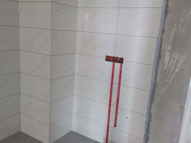 全屋電路走線：一、開槽不能太用力，工人需要按照電路圖的指示，在墻地面相應(yīng)的位置開槽，千萬不能進(jìn)行盲目施工或者隨意開槽埋管，以免破壞承重墻。另外，槽道的轉(zhuǎn)角處要做好圓角處理，以防轉(zhuǎn)角處尖銳的直角刮破穿線管。 二、電線一定要穿管 電線不能直接埋入墻內(nèi)，一定要穿過PVC管，否則就容易老化與損壞，而且后期維修起來也比較困難。也就是說，不把墻體重新鑿開，都無法對電線進(jìn)行更換。 三、一根管內(nèi)電線不能太多一根管道中的電線，不能超過管道橫截面積的40%。一般一根管道內(nèi)可以傳入三根電線，如果電線太多，不僅會影響管道的正常使用壽命，而且還會增加安全隱患。 四、強弱電線要分開 強電的管道不能與弱電的管道位于同一個凹槽內(nèi)。強電線更是不能與弱電線穿進(jìn)同一根管道內(nèi)，否則強電線通電時產(chǎn)生的電磁波會對弱電信號產(chǎn)生很大的影響。另外，如果強電線管道與弱電線管道相交了，那就需要用鋁箔紙包裹住兩者的相交部分。五、強弱電要分色區(qū)別在電路改造</a>時，火線、零線和接地線應(yīng)該用不同顏色的電線來表示。一般情況下，火線用紅色或黑色的線表示，零線用綠色或藍(lán)色的線表示，接地線用黃綠相間的雙色線表示。另外，強電和弱電的穿線管也要注意顏色區(qū)分，強電的穿線管通常使用紅色的管子，弱電的穿線管使用綠色或藍(lán)色的管子。 六、管道內(nèi)要無接頭，電線線路需要彎曲或分支時，一定要使用專門的彎頭和護(hù)套盒進(jìn)行連接。如果電線不夠長，要在護(hù)套盒內(nèi)連接，從而保證穿線管內(nèi)的電線沒有接頭。
