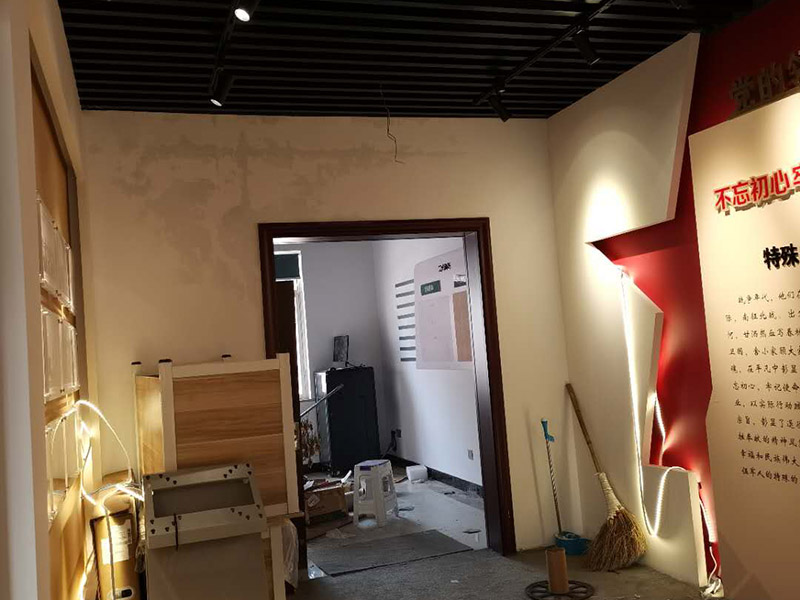 公司企業墻電路改造:用電需求進行定位，完成定位之后，師傅會按照定位和電路走向，進行開槽布線，開的槽要橫平豎直，這樣才是規范的做法。布線都是使用線管進行暗埋，有PVC和冷彎管兩種，冷彎管彎曲效果很好，不會斷裂，是布線不錯的選擇，它的轉角有一定弧度，線可以隨便更換，不需要開墻。如果選擇冷彎管的話，需要借助彎管工具，弧度是線管直徑的十倍，這樣穿線或拆線，才能暢通無阻。 (1)強弱電之間的距離是30-50公分，避免受到干擾，影響正常使用，甚至不安全，強弱電不可以在同一根管內。 (2)管子里面的導線總截面面積，要比保護管截面面積小百分之四十，比如：二十的管內最多可以穿四根2.5平方的電線。 (3)如果線管需要連接，肯定要使用接頭，接頭和管子要用膠粘牢固。線管在地面的話，需要進行保護，預防被踩裂，影響后期檢修。