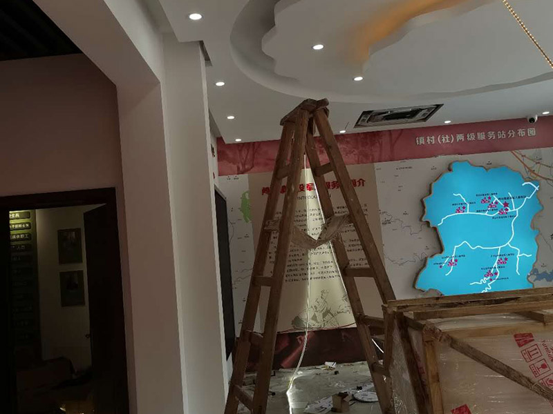 公司企業墻電路改造:用電需求進行定位，完成定位之后，師傅會按照定位和電路走向，進行開槽布線，開的槽要橫平豎直，這樣才是規范的做法。布線都是使用線管進行暗埋，有PVC和冷彎管兩種，冷彎管彎曲效果很好，不會斷裂，是布線不錯的選擇，它的轉角有一定弧度，線可以隨便更換，不需要開墻。如果選擇冷彎管的話，需要借助彎管工具，弧度是線管直徑的十倍，這樣穿線或拆線，才能暢通無阻。 (1)強弱電之間的距離是30-50公分，避免受到干擾，影響正常使用，甚至不安全，強弱電不可以在同一根管內。 (2)管子里面的導線總截面面積，要比保護管截面面積小百分之四十，比如：二十的管內最多可以穿四根2.5平方的電線。 (3)如果線管需要連接，肯定要使用接頭，接頭和管子要用膠粘牢固。線管在地面的話，需要進行保護，預防被踩裂，影響后期檢修。