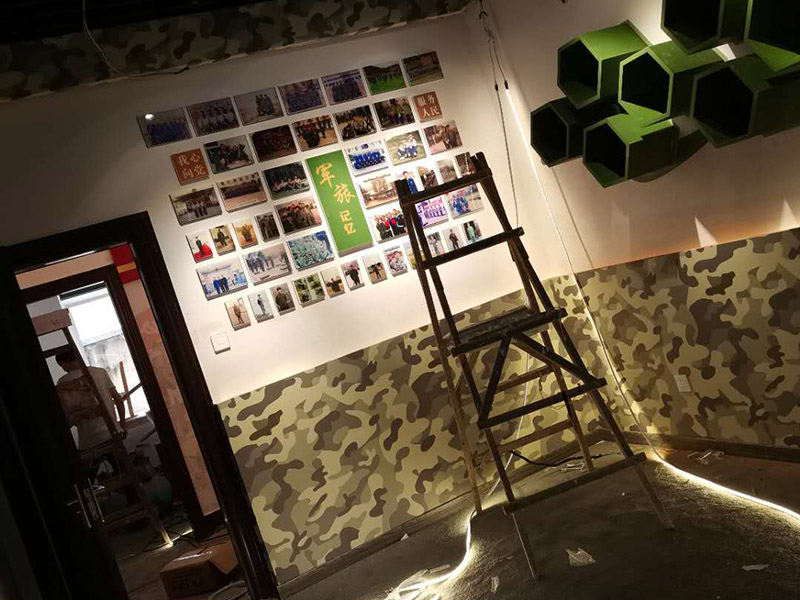 公司企業墻電路改造:用電需求進行定位，完成定位之后，師傅會按照定位和電路走向，進行開槽布線，開的槽要橫平豎直，這樣才是規范的做法。布線都是使用線管進行暗埋，有PVC和冷彎管兩種，冷彎管彎曲效果很好，不會斷裂，是布線不錯的選擇，它的轉角有一定弧度，線可以隨便更換，不需要開墻。如果選擇冷彎管的話，需要借助彎管工具，弧度是線管直徑的十倍，這樣穿線或拆線，才能暢通無阻。 (1)強弱電之間的距離是30-50公分，避免受到干擾，影響正常使用，甚至不安全，強弱電不可以在同一根管內。 (2)管子里面的導線總截面面積，要比保護管截面面積小百分之四十，比如：二十的管內最多可以穿四根2.5平方的電線。 (3)如果線管需要連接，肯定要使用接頭，接頭和管子要用膠粘牢固。線管在地面的話，需要進行保護，預防被踩裂，影響后期檢修。