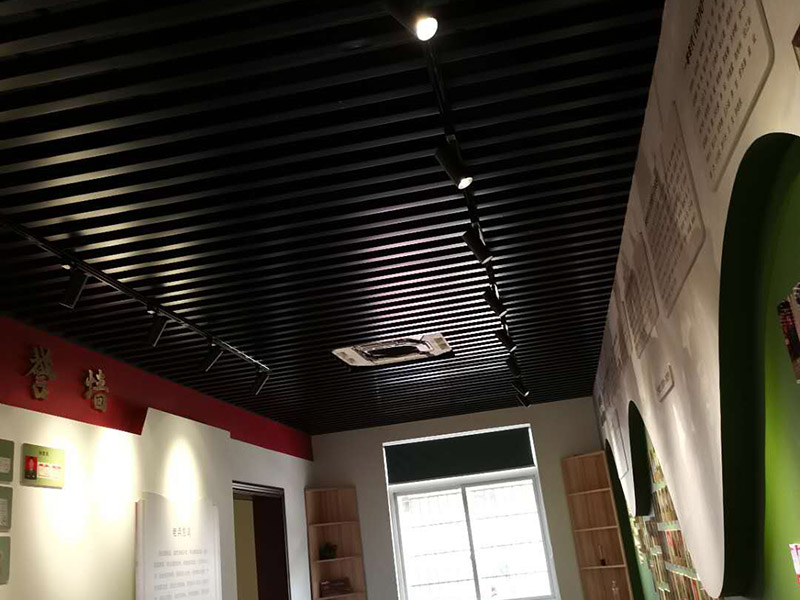 公司企業墻電路改造:用電需求進行定位，完成定位之后，師傅會按照定位和電路走向，進行開槽布線，開的槽要橫平豎直，這樣才是規范的做法。布線都是使用線管進行暗埋，有PVC和冷彎管兩種，冷彎管彎曲效果很好，不會斷裂，是布線不錯的選擇，它的轉角有一定弧度，線可以隨便更換，不需要開墻。如果選擇冷彎管的話，需要借助彎管工具，弧度是線管直徑的十倍，這樣穿線或拆線，才能暢通無阻。 (1)強弱電之間的距離是30-50公分，避免受到干擾，影響正常使用，甚至不安全，強弱電不可以在同一根管內。 (2)管子里面的導線總截面面積，要比保護管截面面積小百分之四十，比如：二十的管內最多可以穿四根2.5平方的電線。 (3)如果線管需要連接，肯定要使用接頭，接頭和管子要用膠粘牢固。線管在地面的話，需要進行保護，預防被踩裂，影響后期檢修。