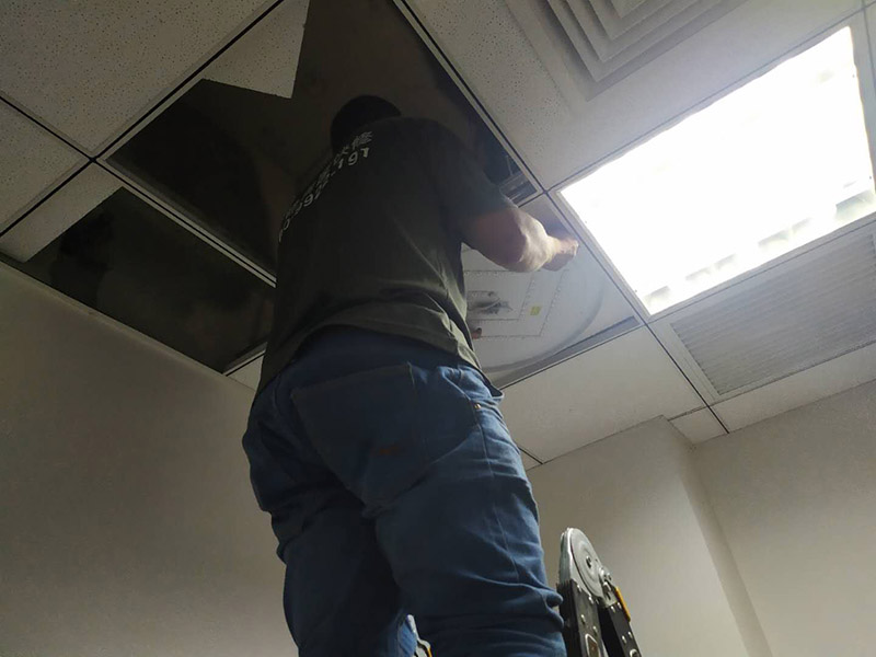 集成頂燈維修安裝:安裝內(nèi)部集成吊頂燈一定要選擇好的位置，有bai良好du通風(fēng)，以及照明環(huán)境，而且對于墻面本身的狀況要查清楚好，防止安裝過程中出現(xiàn)墻壁脫皮現(xiàn)象。頂棚是安裝前必須檢查項目，這些都最好就可以建設(shè)安裝時候，使用的操作平臺了。 安裝的工序分為彈線，使用專業(yè)的工具，在墻壁上找到平衡點的距離，并且使用專業(yè)工具做出記號，方便之后的工序操作，接著就是安裝主要的吊桿了，就是根據(jù)原先設(shè)定好的位置去定位，都安裝好就可以進行邊條定位了，以及金屬板的安裝固定，找到準確方向，并且要順著一邊的位置去安裝，在金屬板的固定中，一定要卡緊龍骨后再推一下，固定穩(wěn)。還有一點不可以忽略的是清潔工作，將表面的污垢手印都清潔干凈，然后檢查一些每一個固定部位是不是都有做好穩(wěn)定，記錄每一個零件使用壽命，方便如后維護檢查。