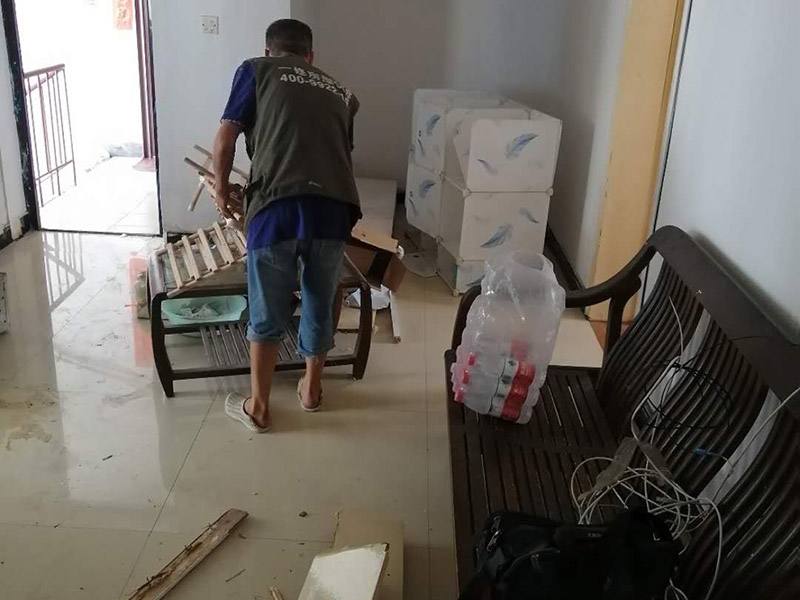 家具門框拆除：尋找門套上螺釘的固定不動部位;次之應用螺絲起子，將每一個螺釘都逐一的扭開;再度把門門框跟門線拆除;最終就可以把門套卸下來了，為防止毀壞墻面，可以用鋸子把門套板鋸成一小塊，再用錘頭漸漸地取出來就可以。如果是全套的，那拆起來非常容易還可以再用(用發泡膠添充的)，如果是內搭的后再用膠沾的，那門套就沒有什么用了。無論怎么拆，門套線的用途并不大。 第一，先取下門的螺絲釘；先找到螺絲釘的固定位置然后用螺絲刀將螺絲釘逐一取下。 第二，拆除門上的折鐵；拆除門上的折鐵使門扇與門框脫離能夠進行自由移動。 第三，不使用猛錘亂砸的拆除方法；在進行拆除門框的時候使用專業的工具耐心進行拆除不使用猛錘亂砸的方法。 第四，移除周邊雜物；在拆除門墻的時候將周邊的雜物移除盡可能避免外在因素的干擾而造成墻體損失。 第五，注意人員安全；在拆除門墻的時候注意工作人員的安全避免造成不必要道德損傷給自己帶來損失。