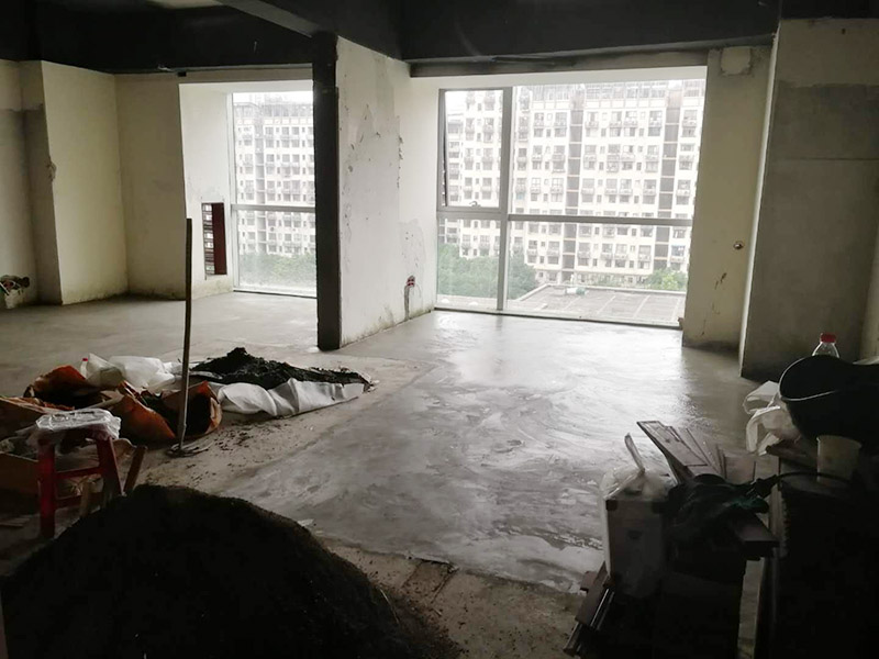 老房子地面找平：基層處理→找標高、彈線→灑水濕潤→抹灰餅和標筋→攪拌砂漿→刷水泥漿結合層→鋪水泥砂漿面層→木抹子搓平→鐵抹子壓第一遍→第二遍壓光→第三遍壓光→養(yǎng)護 將基層上的灰塵掃掉，用鋼絲刷和鏨子刷凈、剔掉灰漿皮和灰渣層，用10%的火堿水溶液刷掉基層上的油污，并用清水及時將堿液沖凈。 根據墻上的+1000mm水平線，往下量測出面層標高，并彈在墻上。 根據房間內四周墻上彈的面層標高水平線，確定面層抹灰厚度（不應小于20mm）,然后拉水平線開始抹灰餅（5cm*5cm），橫豎間距為1.5—2.0米，灰餅上平面即為地面面層標高。如果房間比較大，還須抹標筋。鋪抹灰餅和標筋的砂漿材料配合比均與抹地面的砂漿相同。 攪拌砂漿，用攪拌機進行攪拌，顏色必須一致。鋪設水泥砂漿前，涂刷水泥漿一層（隨刷隨鋪面層砂漿）。 在涂刷完水泥砂漿后，鋪水泥砂漿，并在灰餅之間將砂漿鋪均勻。 木抹子刮平后，迅速用鐵抹子壓第一遍，直到出漿為止。面層砂漿初凝后，用鐵抹子壓第二遍，表面壓平壓光。在水泥砂漿終凝前進行第三遍壓光，必須在終凝前完成。 并隨時用2米靠尺檢查其平整度。 完工后24小時（地面壓光），鋪鋸末或其他材料覆蓋灑水養(yǎng)護，保持濕潤，養(yǎng)護時間不少于7天，抗壓強度達5Mpa時才能上人。