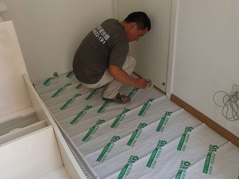 地板家具保護：成品保護的目的 為加快先進技術與現代管理方法和手段在項目的運用，努力降低成本，提高工程質量，確保全面實現對業主的承諾。施工現場隨著施工進行，成品保護工作顯得尤為重要，做好成品保護工作，是在施工過程中要對已完工分項進行保護，否則一旦造成損壞，將會增加修復工作，帶來工、料浪費、工期拖延及經濟損失。