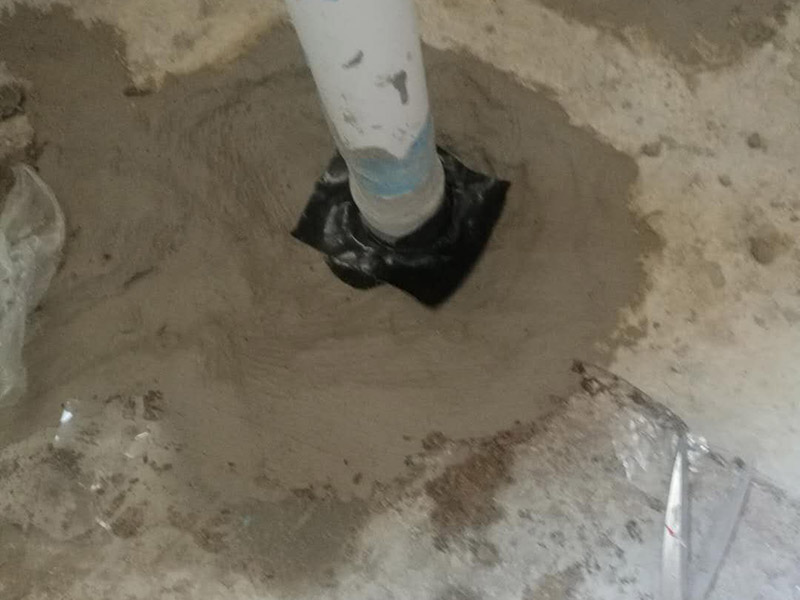 衛生間改造管道維修:衛生間的排水管道盡量不要做大的改動，換掉出現問題的管道，水壓不夠的老房子，可以加增壓泵，泵的大小根據水壓的大小而定。 浴室翻新要增加一定的插座開關、水管，或對老的插座開關做一些移位，以符合新格局下人們的使用習慣。為了確保隱蔽工程的質量和售后服務，通常要在新舊線路銜接的位置用空白面板或是新增插座的方式做標記，萬一出現問題維修時容易找到問題點。在選擇電線、水管時，最好統一使用品質比較好的電線、水管等，以打好隱蔽工程這個底子。