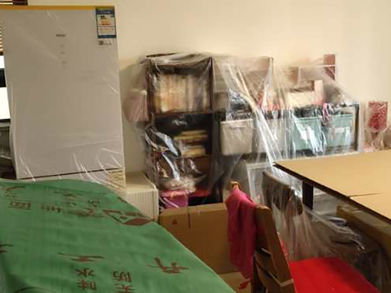 家具保護(hù)維修：在裝修前，施工人員都要提前做好油漆的準(zhǔn)備工作，一般包括油漆涂漆環(huán)境的清理、家具的保護(hù)措施等，比如在門、窗框最好粘貼一層分色紙，木柜、隔板的家具外面最好有一層報(bào)紙包裹著，這樣就可以避免油漆滴落在家具表面被弄臟的情況發(fā)生。