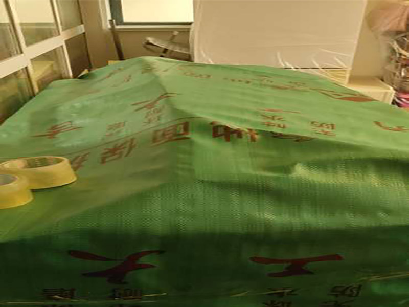 家具保護(hù)維修：在裝修前，施工人員都要提前做好油漆的準(zhǔn)備工作，一般包括油漆涂漆環(huán)境的清理、家具的保護(hù)措施等，比如在門、窗框最好粘貼一層分色紙，木柜、隔板的家具外面最好有一層報(bào)紙包裹著，這樣就可以避免油漆滴落在家具表面被弄臟的情況發(fā)生。