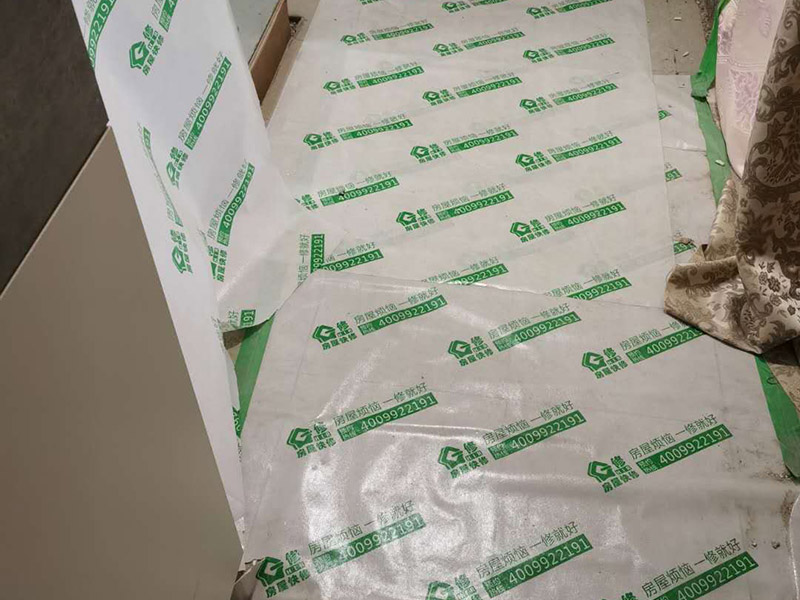走廊成品保護：入戶門扇用公司統一的門貼進行全面包裹保護，用透明膠帶將保護膜粘貼牢固平整。 用標準保護膜將門框三面保護完整并固定牢固。 工程完工后拆除保護膜時如果有粘貼時的膠痕，應用酒精或專用的清污劑清除膠痕。 用標準保護膜將室內所有外窗固定扇進行保護，字樣朝外且保護膜上標識或字樣保持橫平豎直，保護膜鋪貼平整固定牢固。 工程完工后拆除保護膜時如果有粘貼時的膠痕，應用酒精或專用的清污劑清除膠痕。