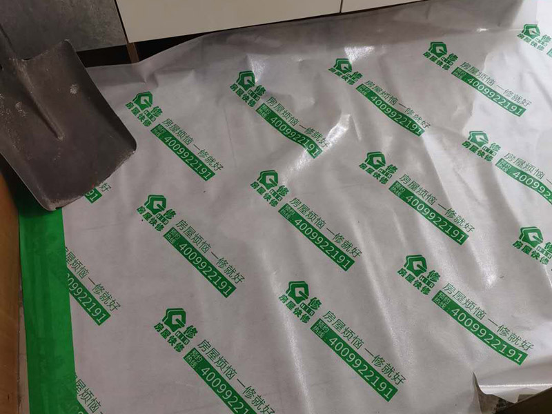 走廊成品保護：入戶門扇用公司統一的門貼進行全面包裹保護，用透明膠帶將保護膜粘貼牢固平整。 用標準保護膜將門框三面保護完整并固定牢固。 工程完工后拆除保護膜時如果有粘貼時的膠痕，應用酒精或專用的清污劑清除膠痕。 用標準保護膜將室內所有外窗固定扇進行保護，字樣朝外且保護膜上標識或字樣保持橫平豎直，保護膜鋪貼平整固定牢固。 工程完工后拆除保護膜時如果有粘貼時的膠痕，應用酒精或專用的清污劑清除膠痕。