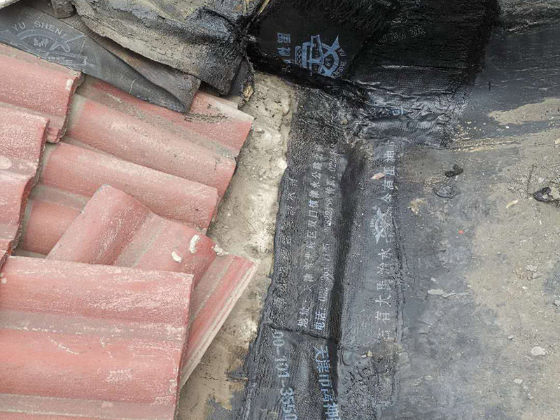 屋頂外墻防水修補：清理基層，新舊面層必須清理干凈，不得有雜物和灰塵，以免影響粘結強度，涂刷防水涂料時基層應干燥。接下來，清理死角，也就是所謂的陰陽角、施工縫、伸縮縫等比較重要的部位進行處理，尤其注意的是泄水孔要加強處理，需要涂刷2－3遍防水底層涂料。防水涂料必須按照產品使用說明進行配比，按A：B＝2：1的比例進行配比，攪拌時間約3-5，并攪拌至甲、乙兩組份的混合液體均勻為止。將攪拌均勻的晨光防水涂料根據現場要涂刷的面積開始涂刷，基層涂刷要大于粘卷材的面積，不要超過三十。刷第二次涂料之前必須要等一次涂料完全凝固后方可再次涂刷，底層涂料次涂刷完畢后約4—8左右。
